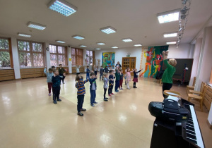 Dzieci tańczą na zajęciach w MDK